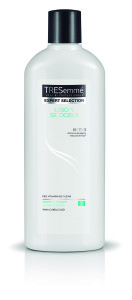 Línea Liso y sediso de TRESemmé Liso y Sedoso proporciona un liso duradero, alineando la cutícula.